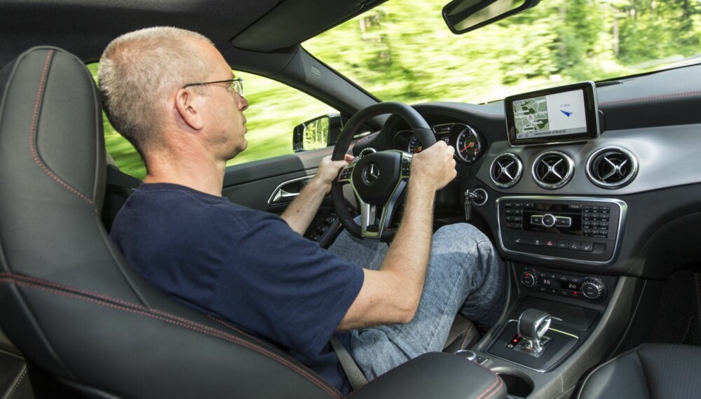 PRØVELSE: Selvbeherskelsen settes på prøve bak rattet i CLA 45 AMG. Sportsseter og sportsratt er selvsagt på plass, og vil du ha mer karb on og mer acingrødt, så sier AMG «jawohl». Men det koster ekstra. FOTO: Daimler AG PRØVELSE: Selvbeherskelsen settes på prøve bak rattet i CLA 45 AMG. Sportsseter og sportsratt er selvsagt på plass, og vil du ha mer karb on og mer acingrødt, så sier AMG «jawohl». Men det koster ekstra. FOTO: Daimler AG