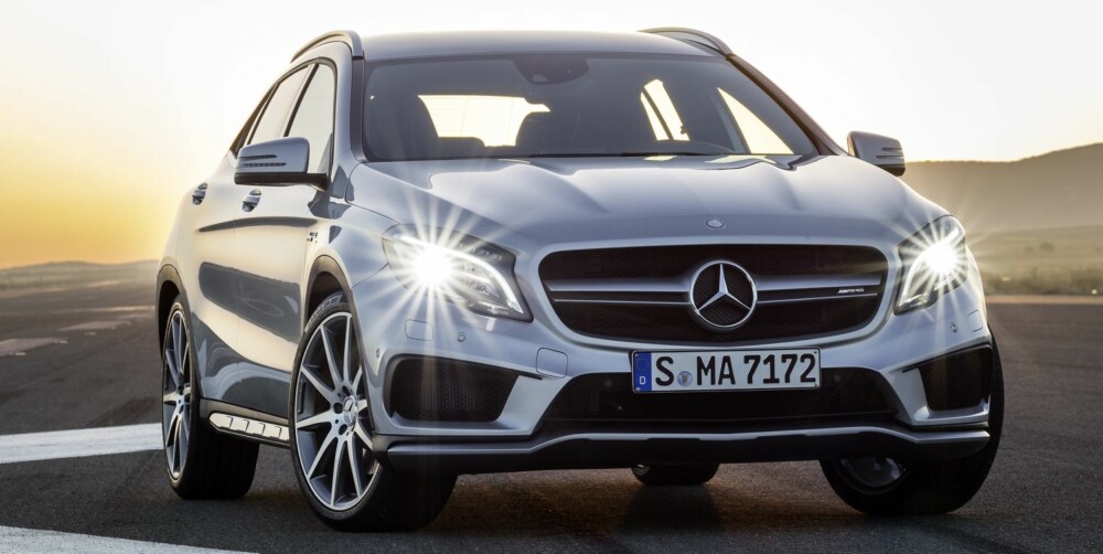BREIER SEG: AMG-tradisjonen tro har GLA 45 AMG ekstra store luftinntak. Det må til for å kjøle ned en blodtrimmet toliter med ekstra stor turbo. FOTO: Mercedes-Benz BREIER SEG: AMG-tradisjonen tro har GLA 45 AMG ekstra store luftinntak. Det må til for å kjøle ned en blodtrimmet toliter med ekstra stor turbo. FOTO: Mercedes-Benz