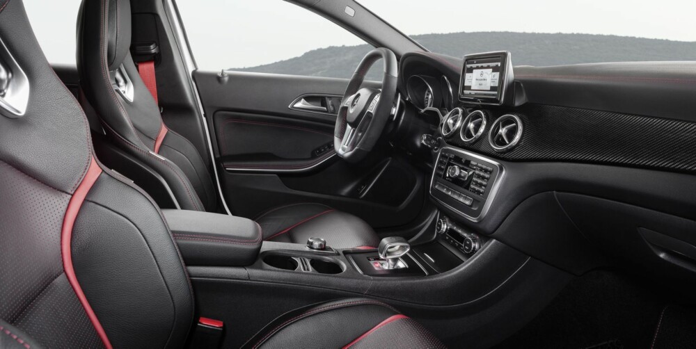 RØDT OG RAFT: Børstet aluminium, svart skinn, røde sømmer og karbonelementer går igjen innvendig. FOTO: Mercedes-Benz RØDT OG RAFT: Børstet aluminium, svart skinn, røde sømmer og karbonelementer går igjen innvendig. FOTO: Mercedes-Benz