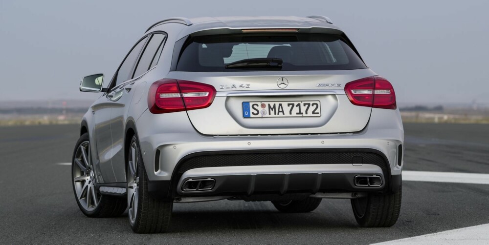 HEKKSTYLING: Spoiler, diffusor og store, kantete eksosrør bidrar til at AMG-utgaven ikke skal tas for en vanlig GLA. FOTO: Mercedes-Benz HEKKSTYLING: Spoiler, diffusor og store, kantete eksosrør bidrar til at AMG-utgaven ikke skal tas for en vanlig GLA. FOTO: Mercedes-Benz
