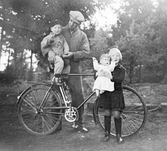 PÅ SYKKELTUR: En idyllisk sommerdag på Nøtterøy på slutten av 1930-tallet: Pappa Thomas, Irene og hennes lillebror. Bildet ble tatt av mamma Elfrida. (Foto: Privat)