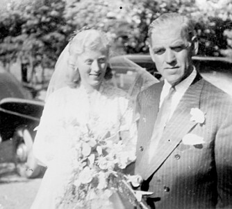 BRYLLUPSDAGEN: 30. juli 1955 står Irene brud. En stolt pappa er ved hennes side. (Foto: Britt Krogsvold Andersen)