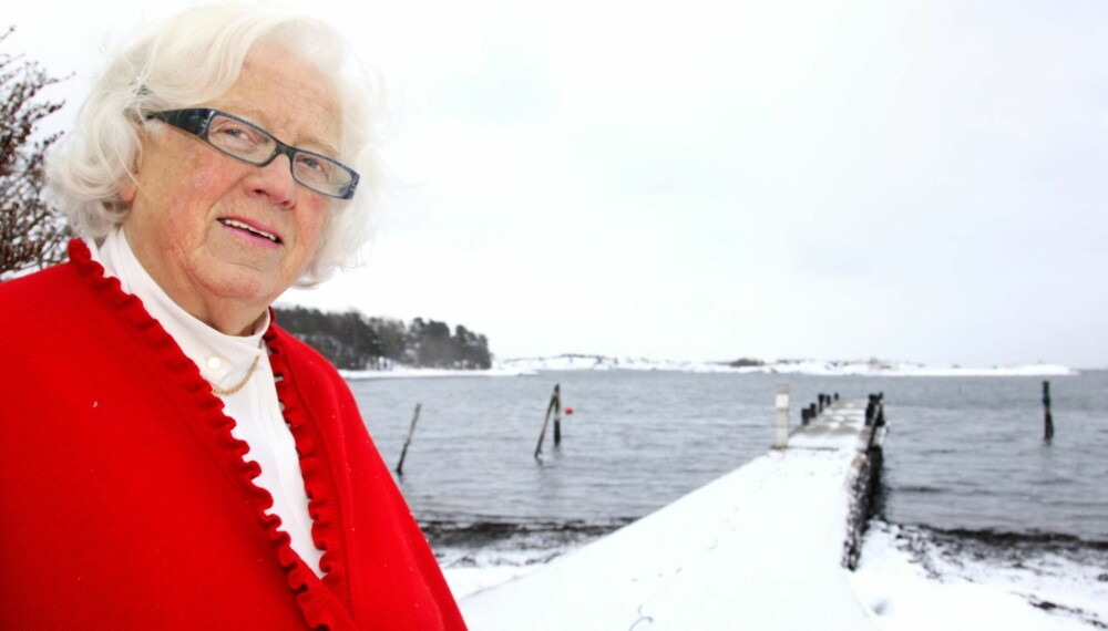 MINNES: - Pappa var en helt annen da han kom hjem fra sjøen. Han ble deprimert, engstelig, oppfarende og redd, sier Irene Nordmo (81). 
(Foto: Britt Krogsvold Andersen)