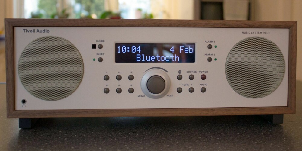 RETRO: Tivoli Music System Two+ er en stilig retroradio med trådløs streaming via Bluetooth. RETRO: Tivoli Music System Two+ er en stilig retroradio med trådløs streaming via Bluetooth.