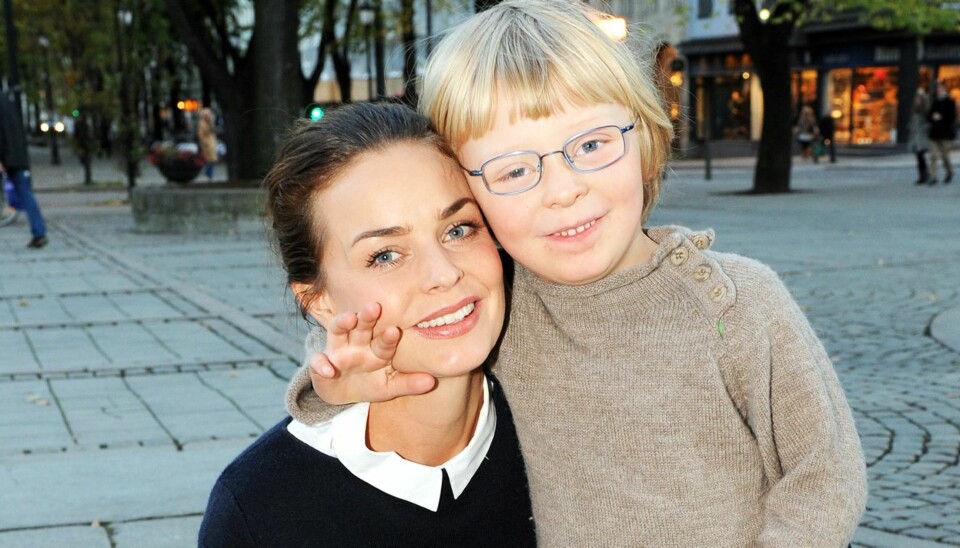 MED SØNNEN: Agnes kittelsen forteller at hun trengte å bruke tid sammen med sønnen Vetle. Her er de to sammen før en premiere i 2011.