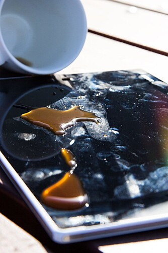 OISANN: Xperia Z2 Tablet er immun mot klossmajorer så lenge du husker å lukke lukene til SIM-kortet og mikro-USB-porten. OISANN: Xperia Z2 Tablet er immun mot klossmajorer så lenge du husker å lukke lukene til SIM-kortet og mikro-USB-porten.