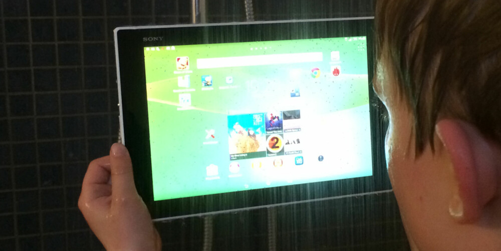 VÅTT: Trolig er det ikke mange som tar med nettbrettet i dusjen, men Xperia Z2 Tablet tåler å bli med på badet og blir ikke ødelagt om det skulle komme noen regndråper på den. VÅTT: Trolig er det ikke mange som tar med nettbrettet i dusjen, men Xperia Z2 Tablet tåler å bli med på badet og blir ikke ødelagt om det skulle komme noen regndråper på den.