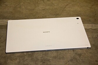 FINGERMERKER: Baksiden på Xperia Z2 Tablet er laget i et plastmateriale. Det gir ikke en like eksklusiv følelse som hos Note-serien til Samsung og baksiden på Xperia Z2 Tablet er ikke imun mot fingermerker. FINGERMERKER: Baksiden på Xperia Z2 Tablet er laget i et plastmateriale. Det gir ikke en like eksklusiv følelse som hos Note-serien til Samsung og baksiden på Xperia Z2 Tablet er ikke imun mot fingermerker.
