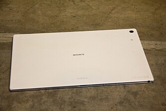 FINGERMERKER: Baksiden på Xperia Z2 Tablet er laget i et plastmateriale. Det gir ikke en like eksklusiv følelse som hos Note-serien til Samsung og baksiden på Xperia Z2 Tablet er ikke imun mot fingermerker.