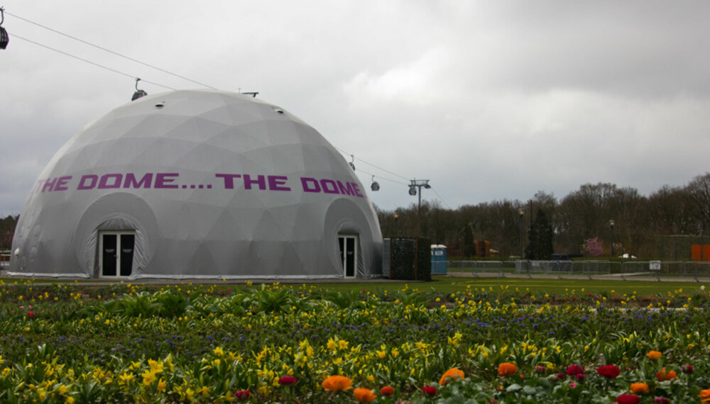 HØYT HENGER VI: Bak The Dome skimtes kabelbanen som går 30 meter over bakken, med perfekt utsikt til verdens største hageutstilling.