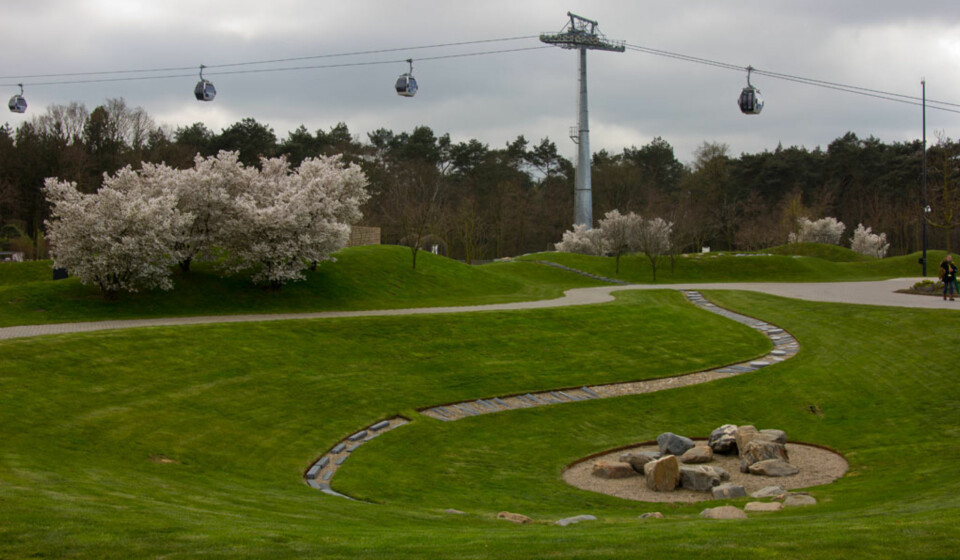 YIN YANG: Litt balanse må det være. I sentrum ligger bølgende gresskledte områder i noe som likner mistenkelig Yin/Yang-formen. Fra kabelbanen er det god utsikt.