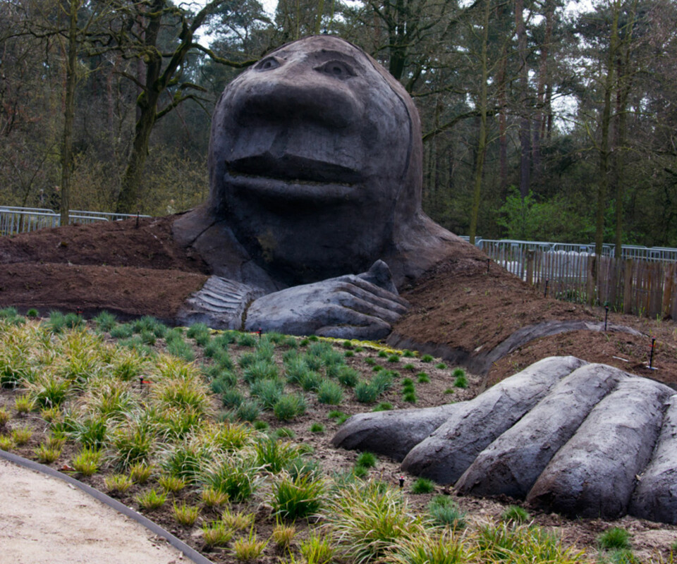 SKULPTØR: En av Sjer Jacobs figurer, dekket med jord og beplantet.