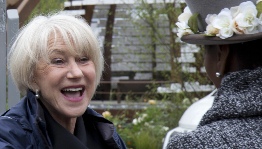 POPULÆR: Helen Mirren kastet ikke bare glans over utstillingen til Burncoose Nurseries, men ble jaktet på hvor hun enn gikk. Tilsynelatende tok hun det med godt humør!