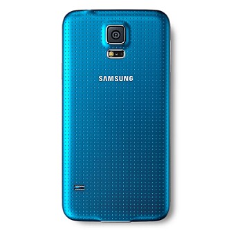 GUMMIERT: Baksiden på Galaxy S5 har fått en avtagbart deksel i et gummiert materiale som gir godt grep og en litt eksklusiv følelse. GUMMIERT: Baksiden på Galaxy S5 har fått en avtagbart deksel i et gummiert materiale som gir godt grep og en litt eksklusiv følelse.