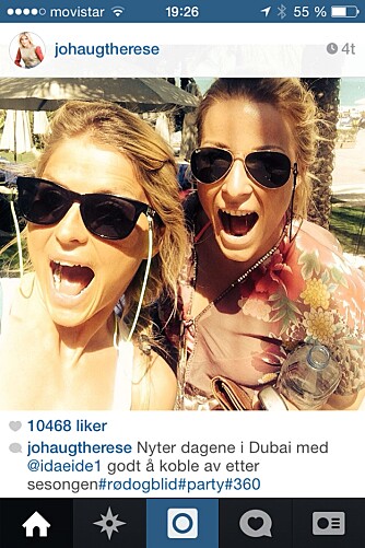 TJO OG HEI: Therese ser ut til å nyte ferien sin i Dubai sammen med en venninne.