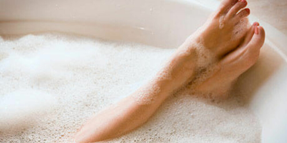 IKKE LIGG FOR LENGE: Om du ikke helt klarer å gi slipp på varme bad og dampende dusjer, har ekspertene følgende råd: Bruk mindre tid. Jo lengre du utsetter huden din for svært varmt vann, jo tørrere blir den.