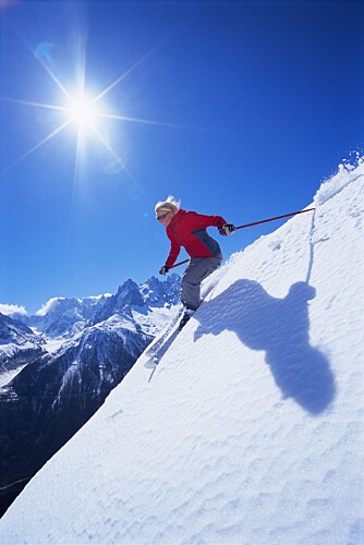 AKTIV PÅSKE: Tilbringer du påsken på fjellet, hvor du står på ski og svetter, bør du smøre deg hyppig med høy solfaktor.