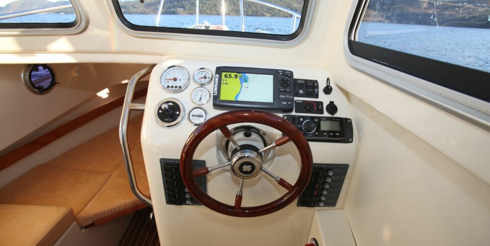 MYE: Hytta er relativt velutstyrt, med bord benk og pantry. Sittekomforten holder også, selv om det kan bli i trangeste laget. FOTO: Terje Haugen