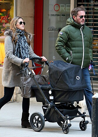 SPASERTUR: Madde og Chris har foreløpig ikke stilt opp på noe offentlig bilde sammen med prinsesse Leonore, men her er de på spasertur i New York.