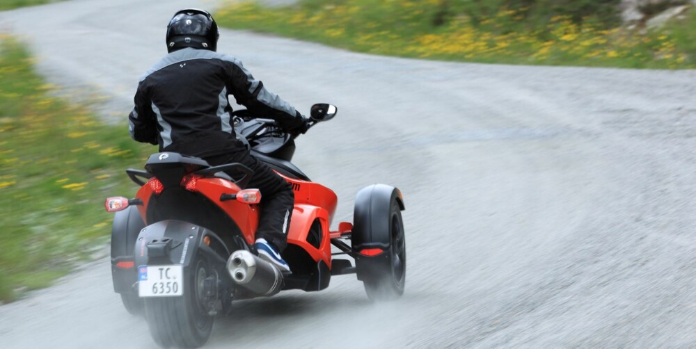 SKISKYTTER I FARTA: Raphaël Poireé i godt driv. Kroppen må brukes på en helt annen måte enn på en motorsykkel. Foto: Egil Nordlien, HM Foto