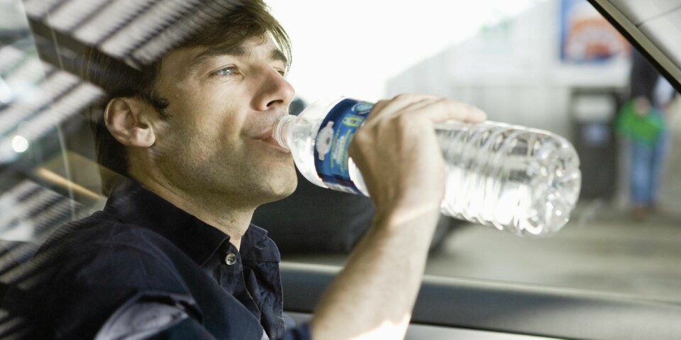 BEDRE ENN VIN, MEN...: Vann er bra når du kjører langt, men det bør helst ikke oppstå en trafikkfarlig situasjon mens du bælmer. Illustrasjonsfoto: Colourbox.no