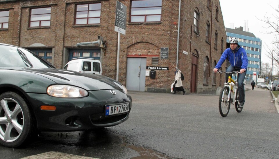 BIL OG SYKKEL: Mange vet ikke hvem som har vikeplikt når en gang- og sykkelvei krysser en bilvei.