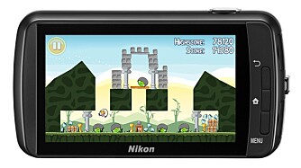 ANGRY BIRDS: Det er ingenting i veien for å bruke Nikon Coolpix S800c til å spille, for eksempel Angry Birds.