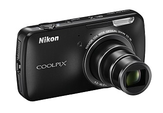 KRAFTIG ZOOM: Nikon Coolpix S800c gir noen fordeler fremfor mobilkameraet. For eksempel kraftig 10x optisk zoom, og 16 megapikslers oppløsning.