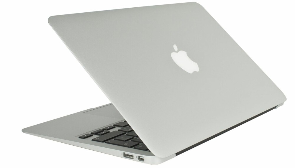 STILREN: Uansett hvilken vinkel du ser MacBook Air 11 fra, har den et stilrent design. På undersiden har Apple unngått stygge luker og viftegriller.