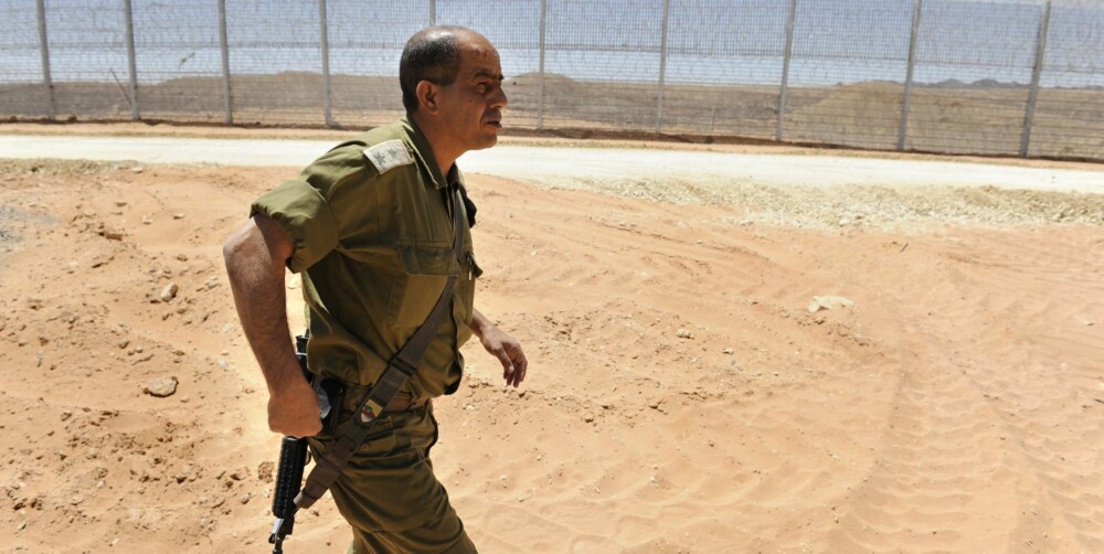 Major Falah el Hayeb har fått ferten av et spor ved grensegjerdet mot Egypt.