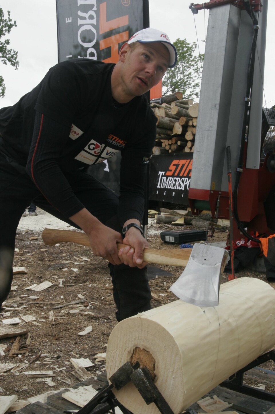 Det tre kilo tunge øksehodet er av mykt spesialstål, slik at det kan slipes sylskarpt. Et feilslag ødelegger eggen, forklarer Olaf Tufte, ferskis på landslaget i Timbersport.