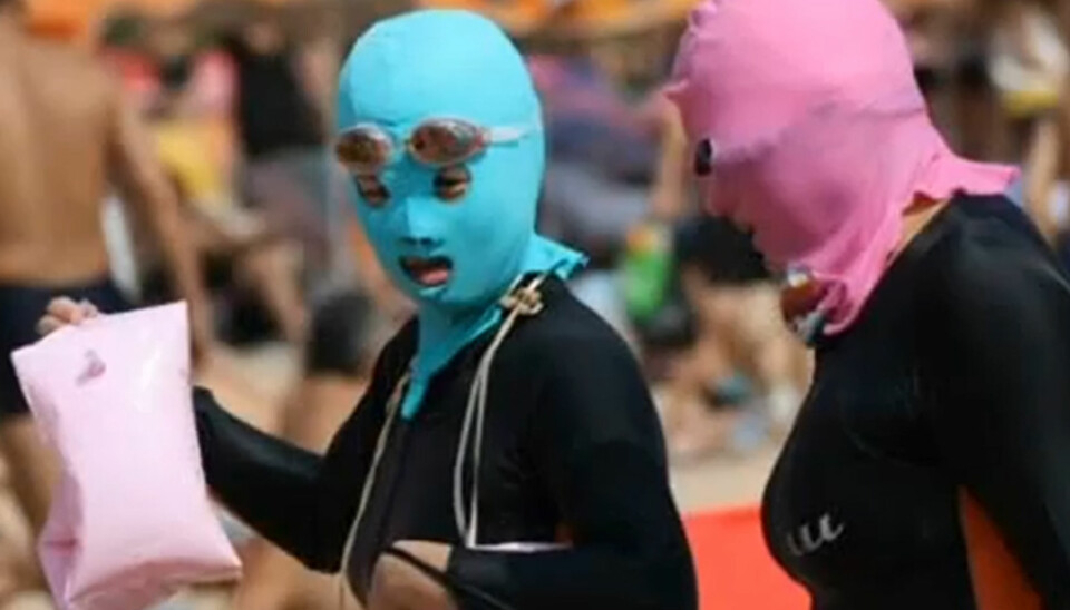 FACE-KINI: Hett som bare det i Kina. Vi, derimot, lurer på hva som er galt med god gammeldags solkrem.