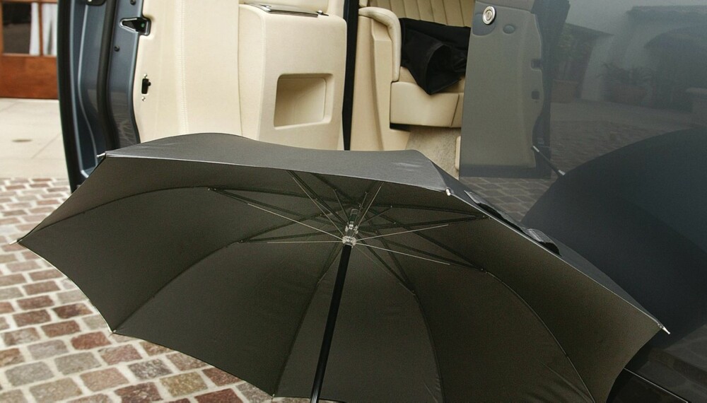 UNDER MY UMBRELLA: Kjøper du en Rolls-Royce Phantom II får du med en integrert paraply på kjøpet. Men det er ikke sikkert du synes det forsvarer prisen på 4,5 millioner kroner. Eller? Foto: Produsent
