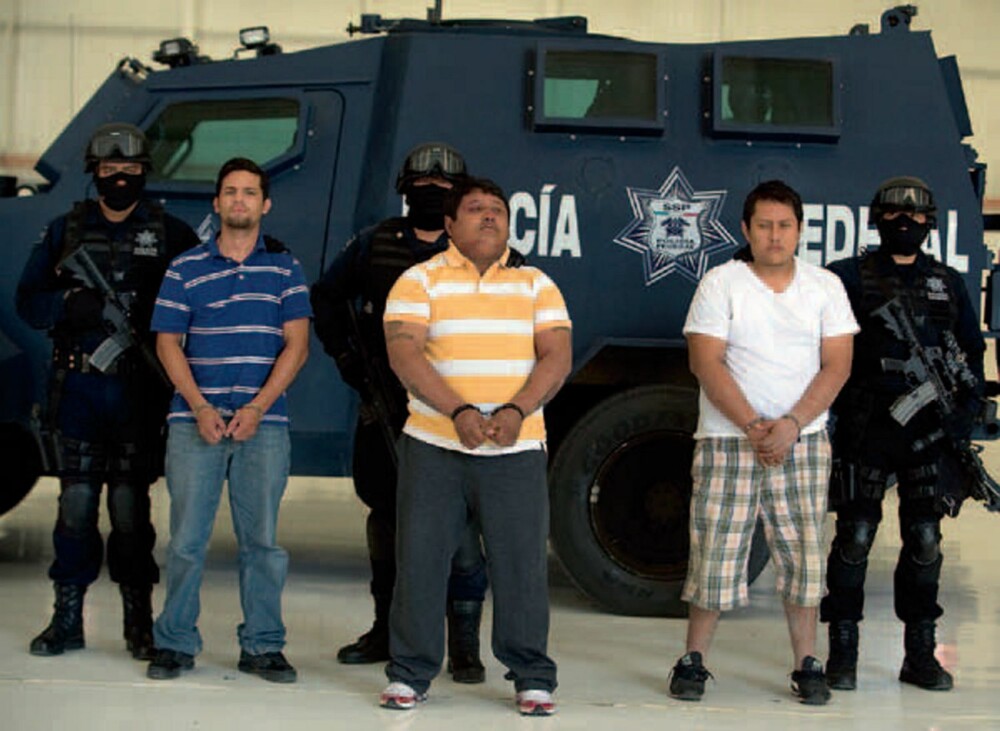 Meksikanske myndigheter har erklært krig mot narkobandene. Det foretas stadig arrestasjoner, her vises tre drapsmenn fram for folket. Men volden består.