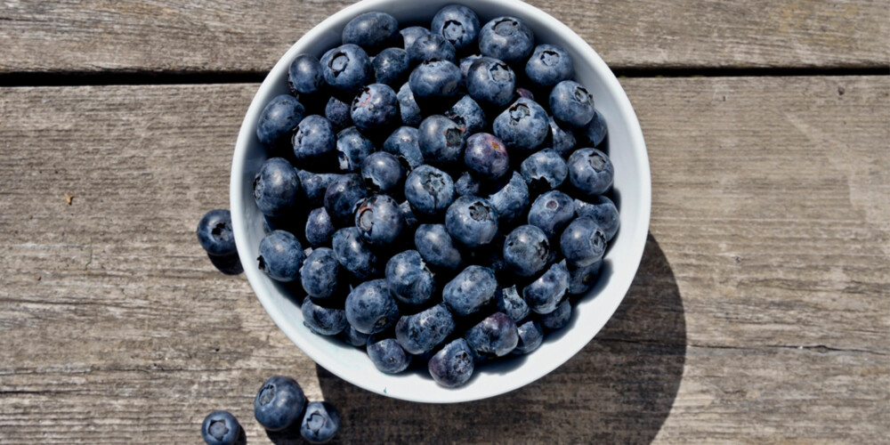 SKOGENS SUPERMAT: Gode gamle blåbær en stappfulle av rynkebekjempende antioksidanter. Så ut å plukk!