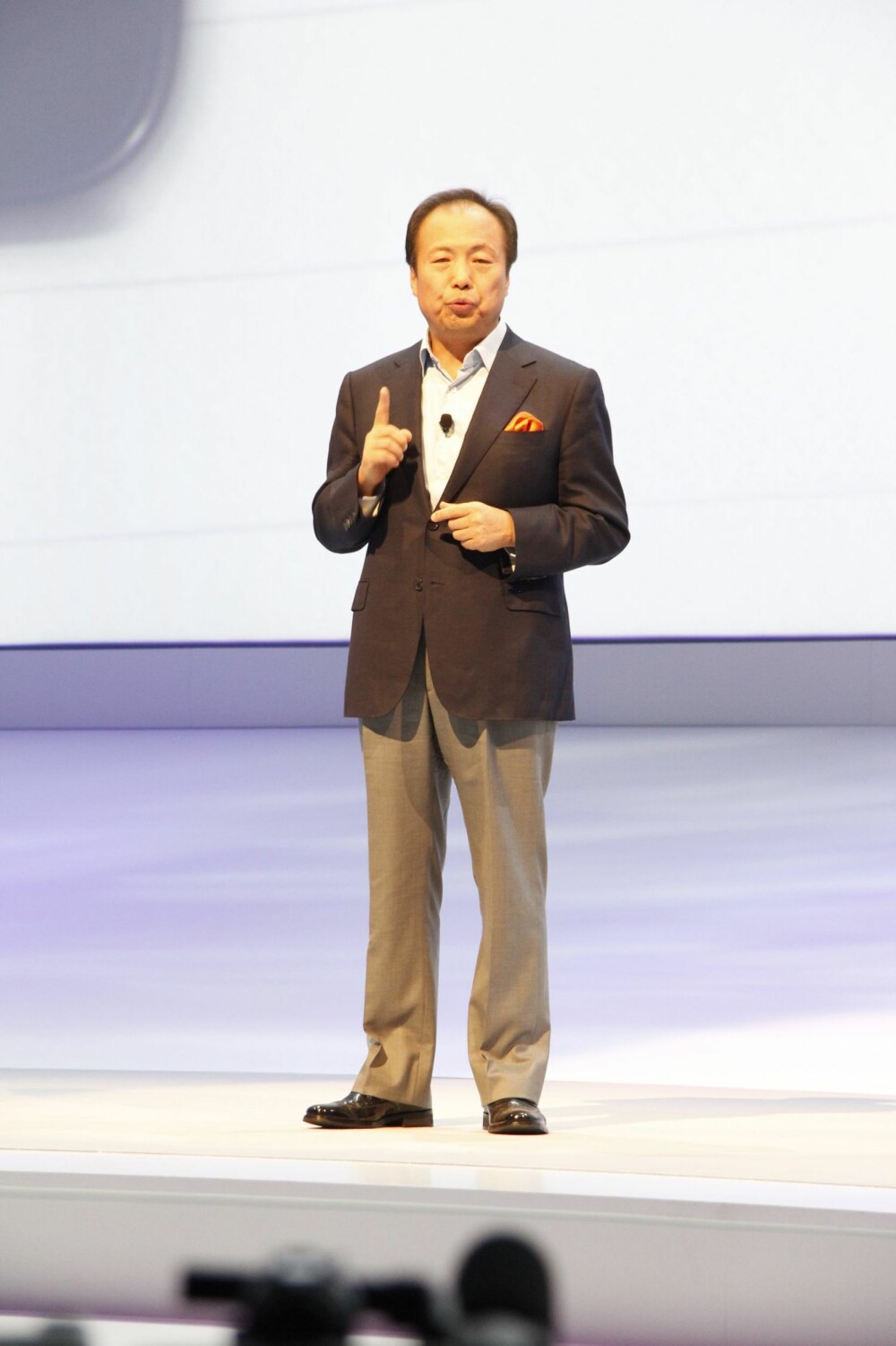 STOLT: Sjefen for IT og Mobile Division i Samsung, JK Shin, kunne vise frem en splitter ny og oppdatert utgave av gigantmobilen Galaxy Note.