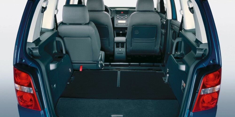 MYE PLASS: Alt etter hvor mange seter du bruker varierer plassen i VW Touran fra 121 til hele 1989 liter. Foto: VW MYE PLASS: Alt etter hvor mange seter du bruker varierer plassen i VW Touran fra 121 til hele 1989 liter. Foto: VW