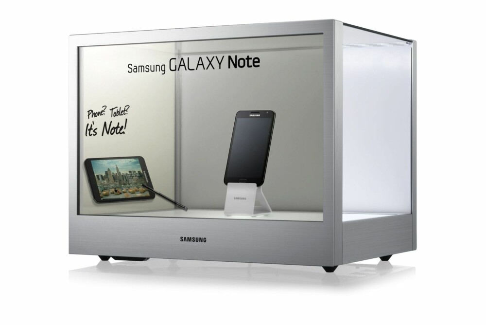 GJENNOMSIKTIG SKJERM: Samsung NL22B er ikke akkurat beregnet på forbrukere, men tøff er den likevel. Det er et monter med en gjennomsiktig skjerm i front. Slik kan demonstrasjonsvideoer og annen info enkelt vises samtidig som man kan se selve produktet bak skjermen. Prislappen er på intet mindre enn 25.400 kroner.