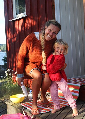 MAMMA DORTHE OG SOPHIA: Her ser vi mamma Dorthe og Marias eldste datter, Sophia iført fargerike fine Skappel-gensere. Nå har Maria også lagt ut en skalert oppskrift på bloggen sin, slik at du enkelt kan strikke genseren til barn i alderen 2-3 år. MAMMA DORTHE OG SOPHIA: Her ser vi mamma Dorthe og Marias eldste datter, Sophia iført fargerike fine Skappel-gensere. Nå har Maria også lagt ut en skalert oppskrift på bloggen sin, slik at du enkelt kan strikke genseren til barn i alderen 2-3 år.