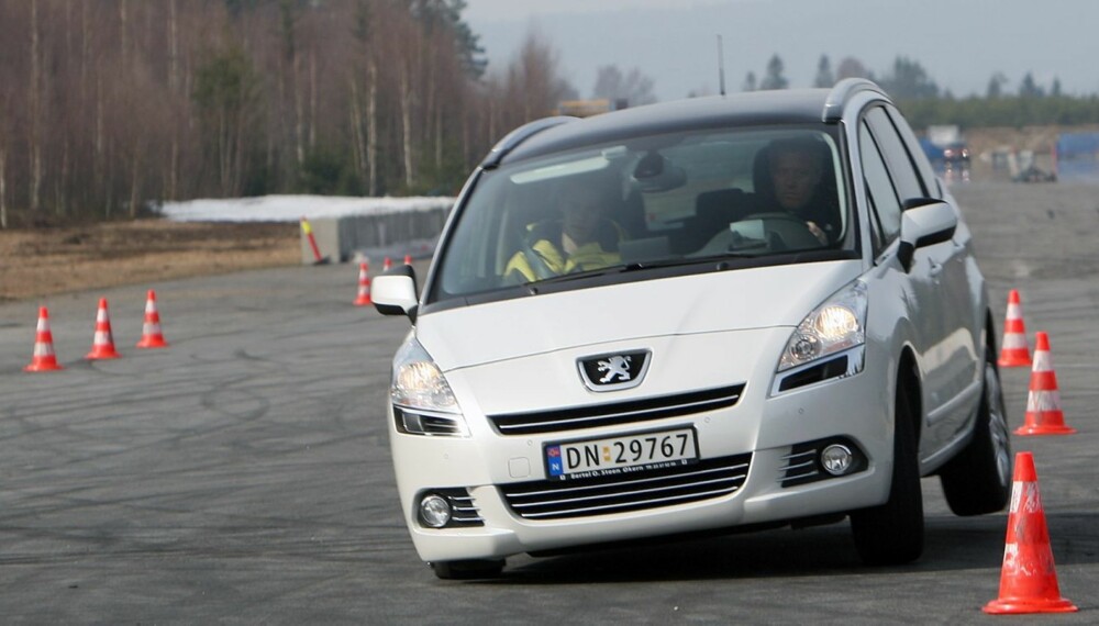 LETT PÅ FOTEN: Selv i tøffe kjøreøvelser, klarer Peugeot 5008 seg bra. 