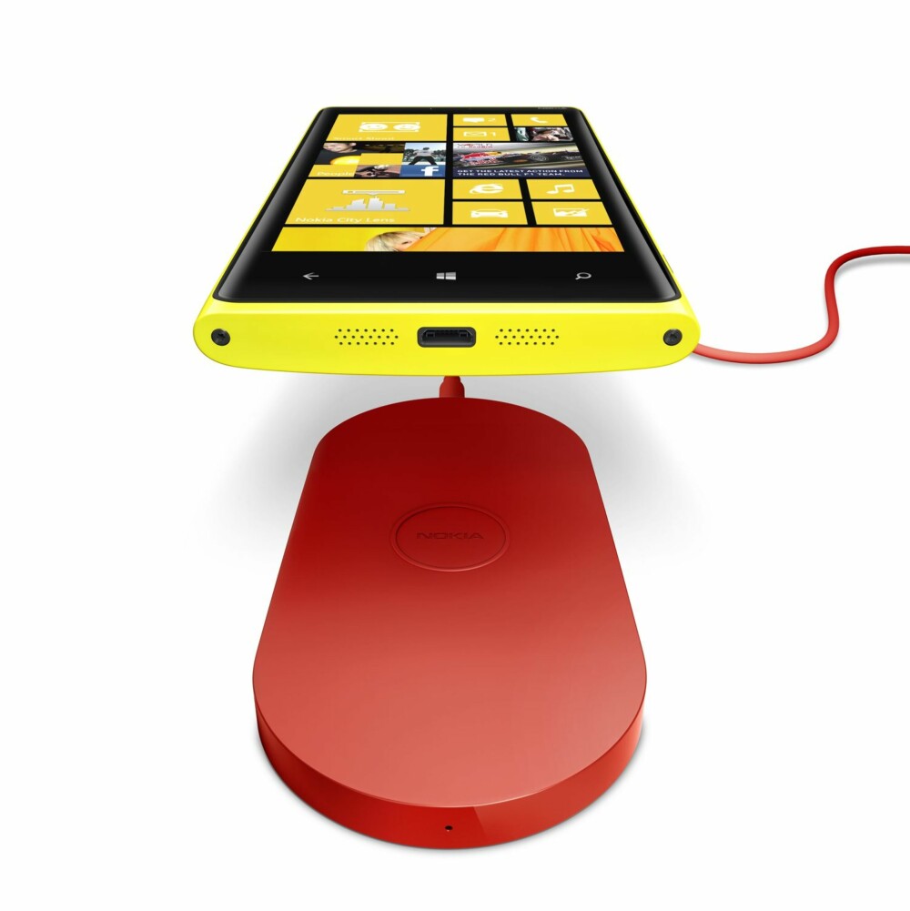 TRÅDLØS LADING: Nokia Lumia 920 byr på trådløs lading ved hjelp av en ladeplate du bare legger mobilen oppå. TRÅDLØS LADING: Nokia Lumia 920 byr på trådløs lading ved hjelp av en ladeplate du bare legger mobilen oppå.