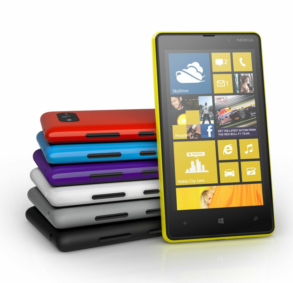 LILLEBROR: Nokia Lumia 820 er en billigere variant med mindre skjerm og uten den kraftige bildestabiliseringen som storebror Lumia 920 har.