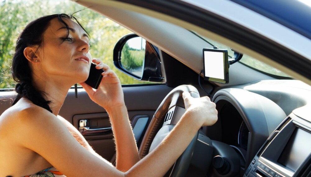 FARLIG MOBILBRUK: Å snakke i mobilen øker risikoen for ulykker med 30 prosent. Trykker du derimot på den, er risikoen tredoblet sammenlignet med når du fokuserer på veien.