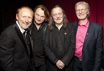 KAMERATER: Sammen med Halvdan Sivertsen (t.v.), Lillebjørn Nilsen og Øystein Sunde, gjør Jan Eggum stor suksess med Gitarkameratene på Dizzie Showteater i Oslo.