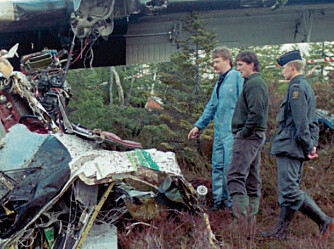 Roger Paulsen (i midten) er en av få passasjerer som har overlevd en terrengkollisjon. Her tilbake på åstedet dagen etter Namsos-ulykken.