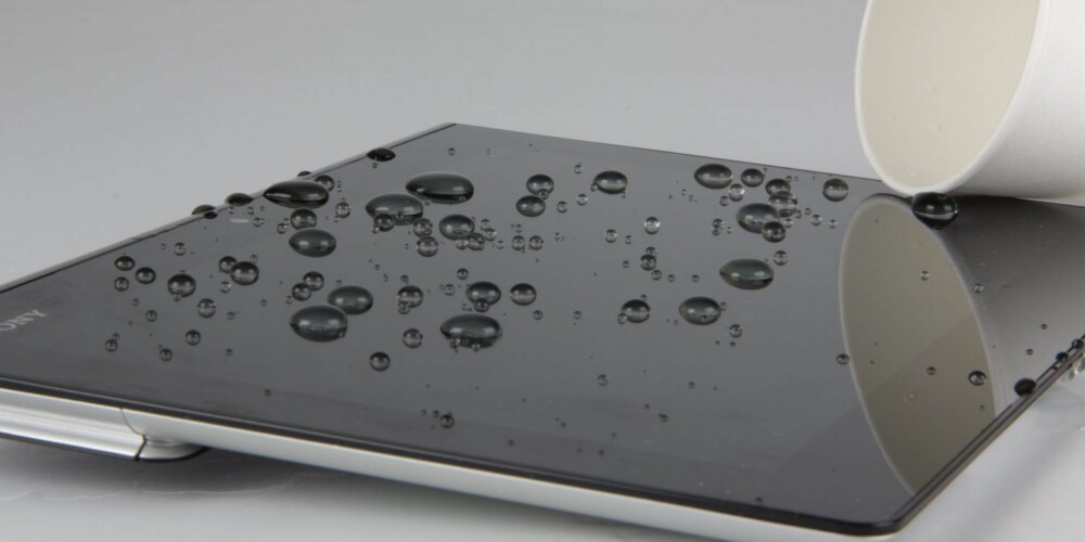 SPRUTSIKKERT: Sony Xperia Tablet S skal ikke slutte å virke om du søler kaffe på nettbrettet eller om sekken din bli gjennomvåt på vei hjem.