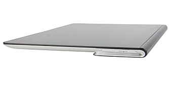 I PROFIL: Bretten på Sony Xperia Tablet S bidrar også til å skjule knappene og inngangen til SD-kortleseren.