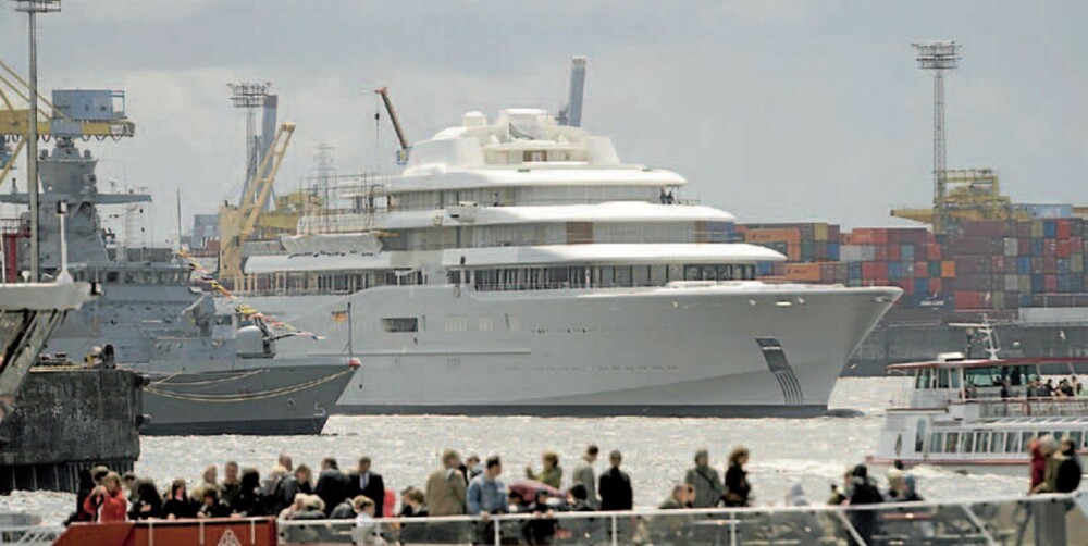 Yachten «Eclipse» som Roman Abramovich betalte 590 mill. dollar for, ruver ved landligge.