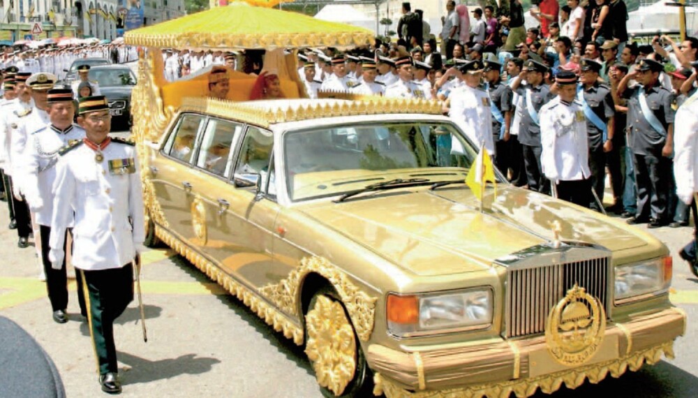 I paraden etter bryllupet i Brunei, ble prinsesse Majededah og hennes ektemann Yag Mullah Pengiran kjørt i denne forgylte Rollsen.