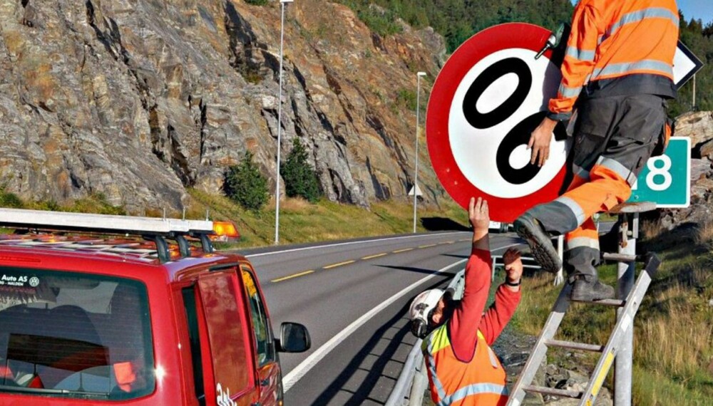 VEKK: Her fjernes 90-skitlet på E18 i Østfold og erstattes med 80-skilt. FOTO: Gunnar Fjellengen/Smaalenenes Avis VEKK: Her fjernes 90-skitlet på E18 i Østfold og erstattes med 80-skilt. FOTO: Gunnar Fjellengen/Smaalenenes Avis
